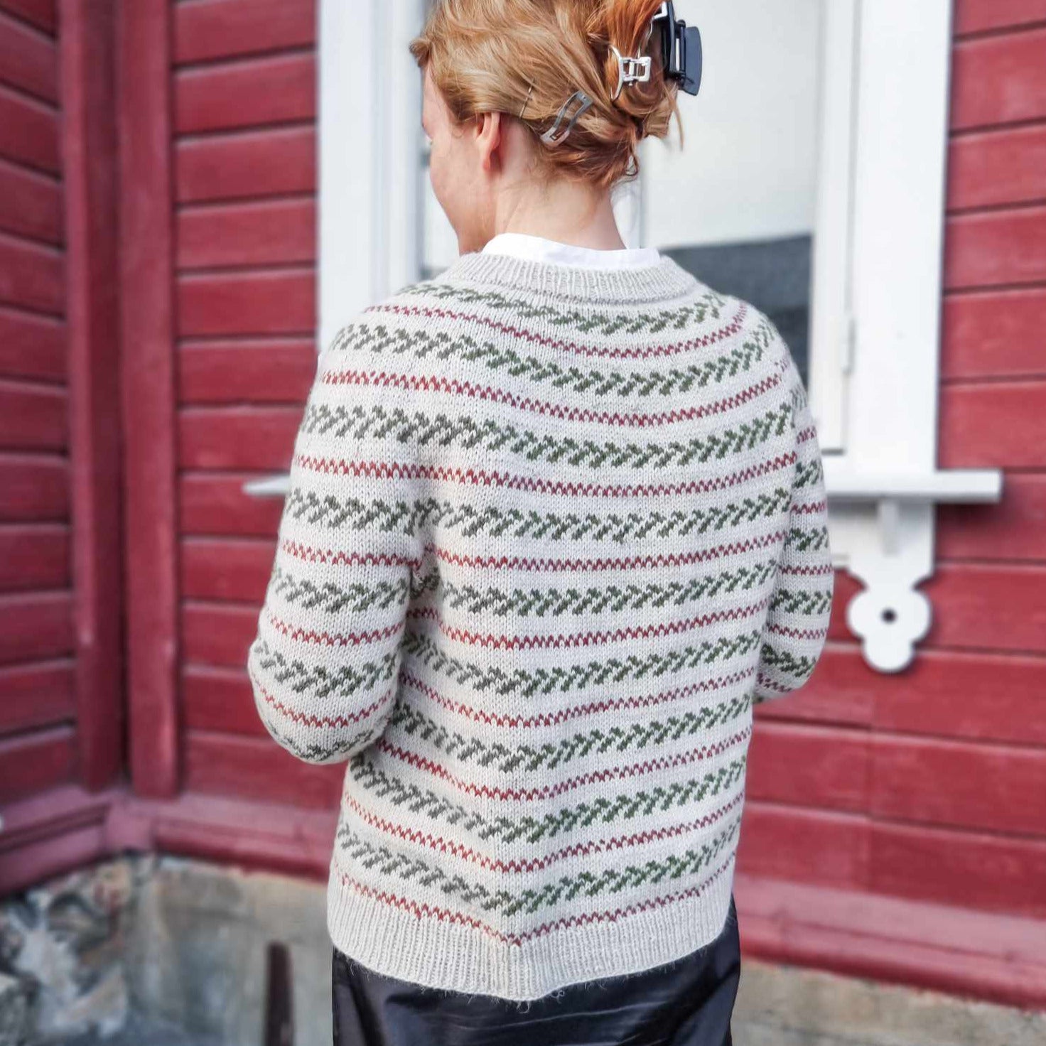 HOLLY-JOLLY SWEATER DAME - Norsk oppskrift